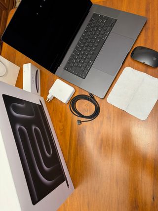 Macbook Pro 16 M4 Pro 24GB RAM 512GB + Magic Mouse