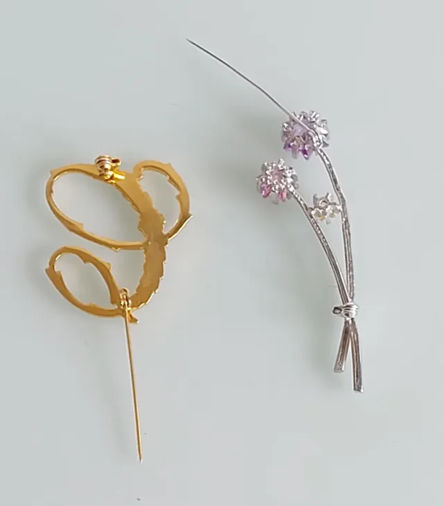 SIN ESTRENAR 2 BROCHES  (3€ CADA UNO)