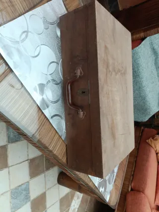 Maleta antigua de madera