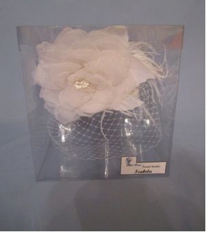 Tocado Isabella Blanco, gran flor, plumas y velo