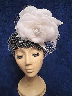 Tocado Isabella Blanco, gran flor, plumas y velo