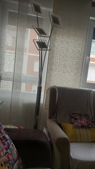 Lámpara de pie LED moderna