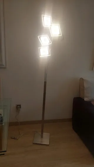 Lámpara de pie LED moderna