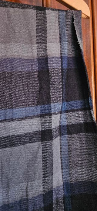 Bufanda de cuadros azul y negro