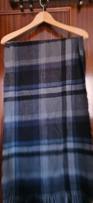 Bufanda de cuadros azul y negro