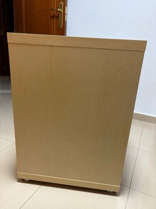 Mesa madera y cajón blanco con ruedas