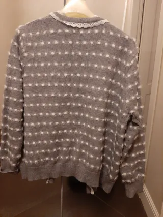 Cardigan grigio con pois bianchi e pizzo