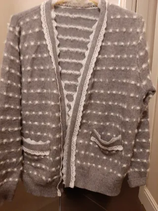 Cardigan grigio con pois bianchi e pizzo