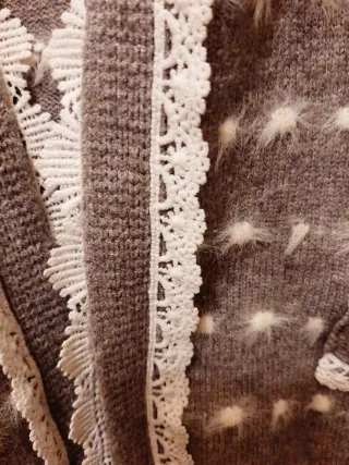 Cardigan grigio con pois bianchi e pizzo