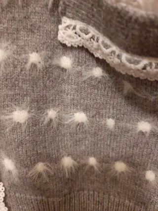 Cardigan grigio con pois bianchi e pizzo