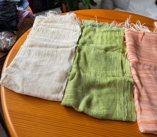 Pañuelos de tela (blanco, verde, naranja)