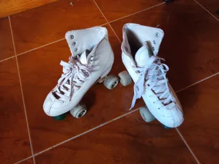 Pattini a rotelle bianchi