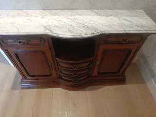 Mueble de entrada antiguo de madera y mármol.