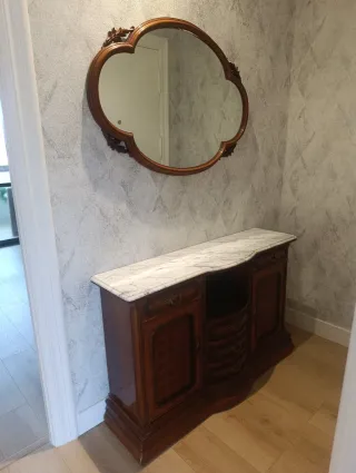 Mueble de entrada antiguo de madera y mármol.