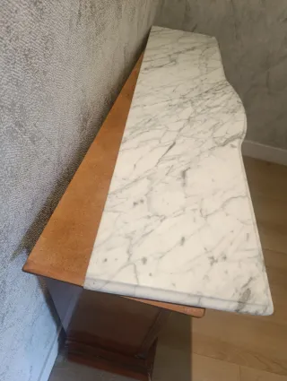 Mueble de entrada antiguo de madera y mármol.