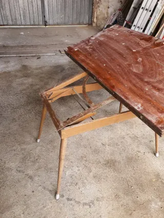 Mesa de centro convertible en mesa de comedor.