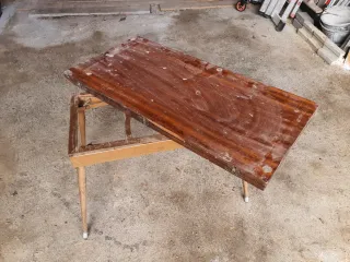 Mesa de centro convertible en mesa de comedor.