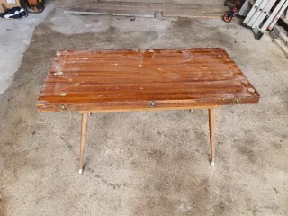 Mesa de centro convertible en mesa de comedor.