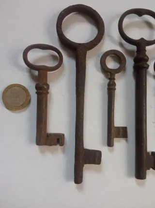 7 antiche chiavi in metallo
