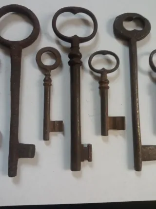 7 antiche chiavi in metallo