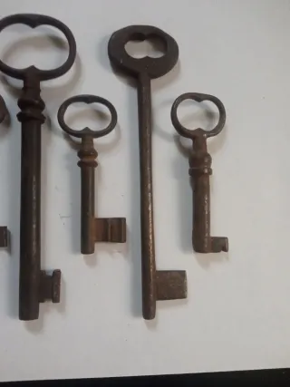7 antiche chiavi in metallo