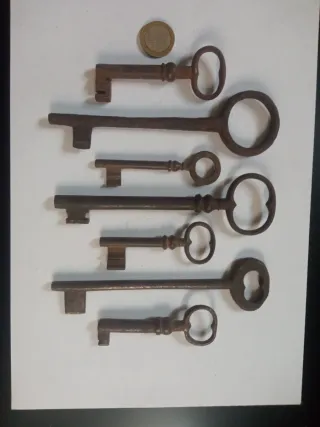 7 antiche chiavi in metallo
