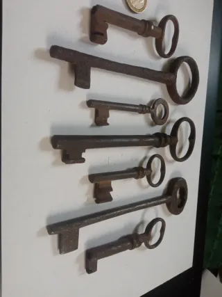 7 antiche chiavi in metallo