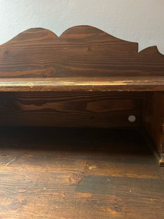 Escritorio de madera con cajones