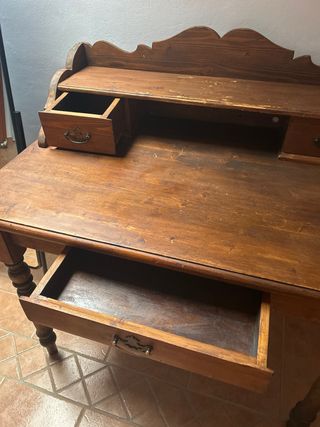 Escritorio de madera con cajones