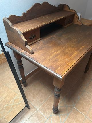 Escritorio de madera con cajones