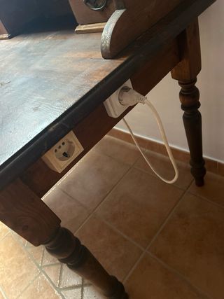 Escritorio de madera con cajones