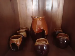 Set di caraffe e bicchieri in terracotta