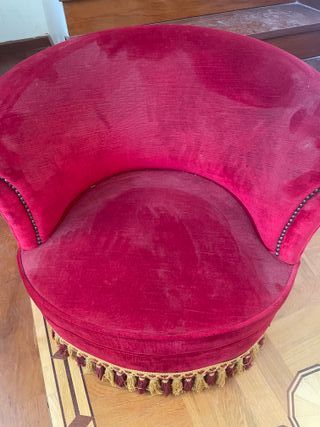 Sofá de terciopelo rojo