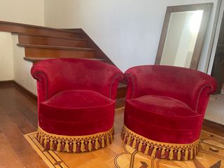 Sofá de terciopelo rojo