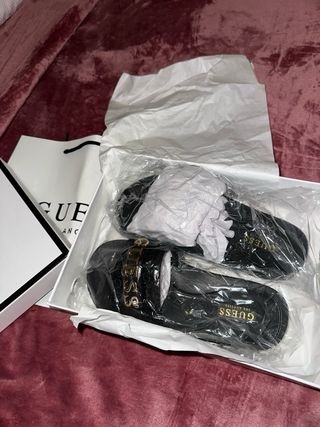 Sandalias Guess Negras con Logo Dorado