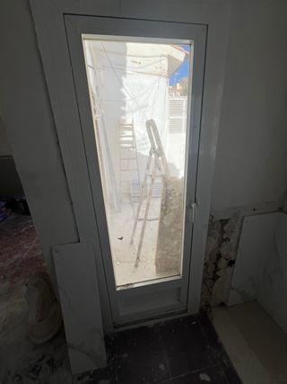 Ventanas, ventanal y puerta de entrada