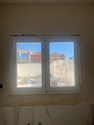Ventanas, ventanal y puerta de entrada