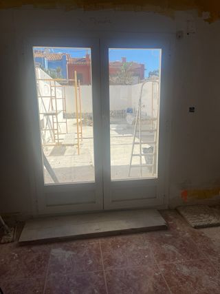 Ventanas, ventanal y puerta de entrada