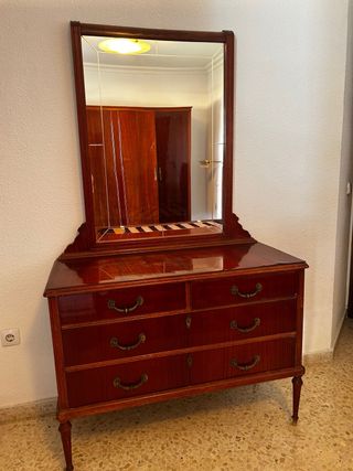 Cómoda antigua de madera con espejo