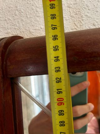 Cómoda antigua de madera con espejo