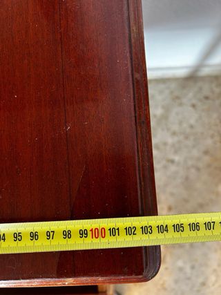 Cómoda antigua de madera con espejo