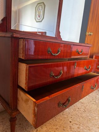 Cómoda antigua de madera con espejo