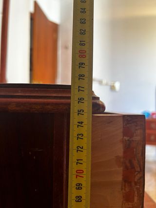 Cómoda antigua de madera con espejo