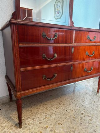 Cómoda antigua de madera con espejo