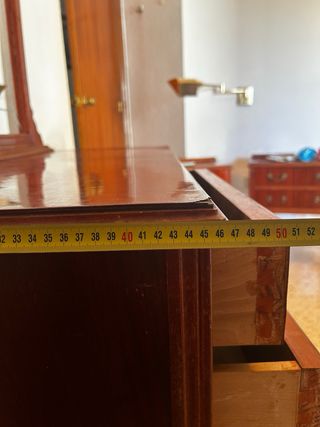 Cómoda antigua de madera con espejo