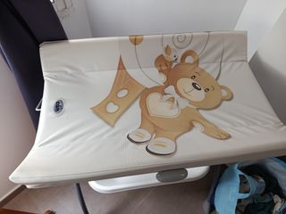 Cambiador de bebé con bañera