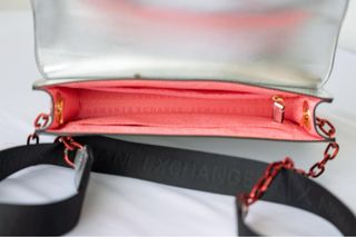 Bolso AX (Armani Exchange) plateado y rosa