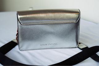 Bolso AX (Armani Exchange) plateado y rosa
