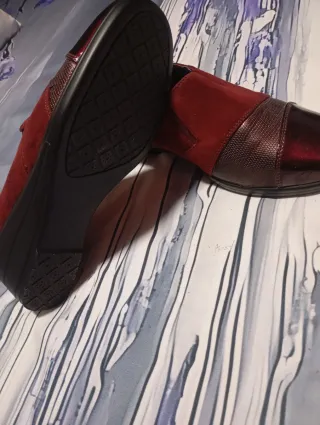 Zapatos burdeos con cuña