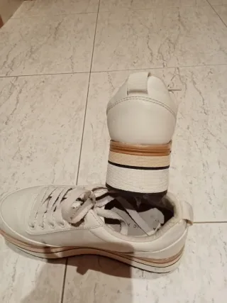 Zapatillas deportivas beige y blancas